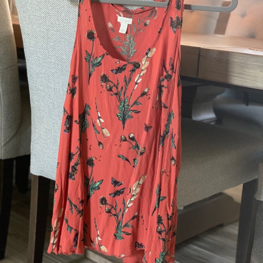 Hinge size medium floral pattern top